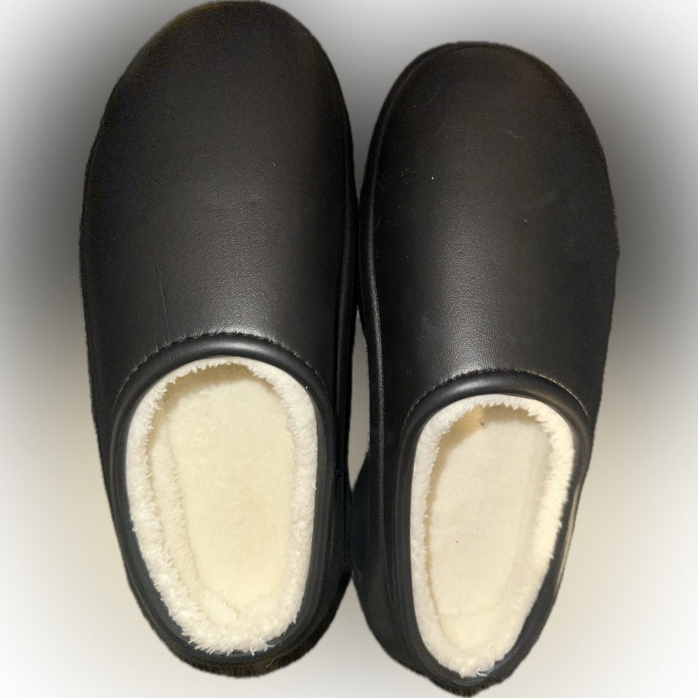 Slipper clogs men size 11/12, women 13/14. Brand new